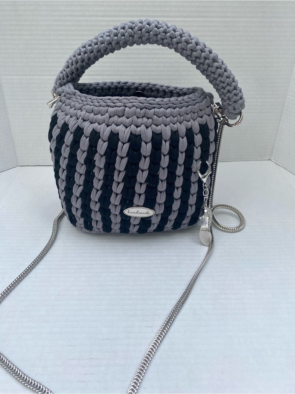 Handmade Woven Crossbody Bag - Black & Gray with Silver Chain🩶🖤 - Picture 5 of 12
